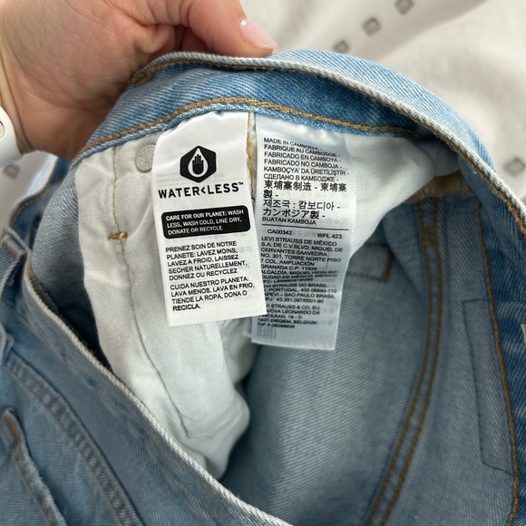 BRAND NEW women’s Levi shorts - Picture 5 of 8